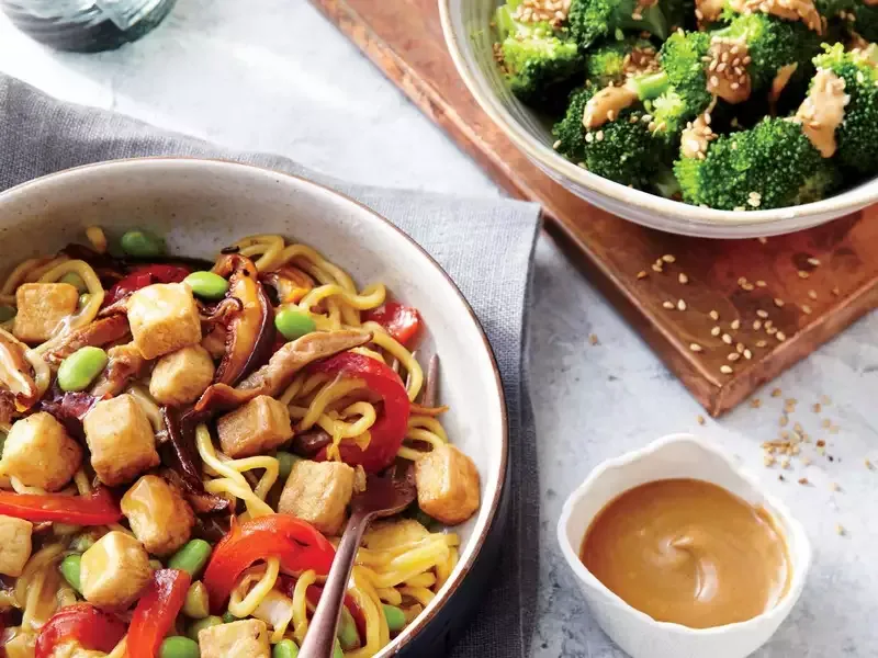 Steamed Broccoli with Peanut Sauce