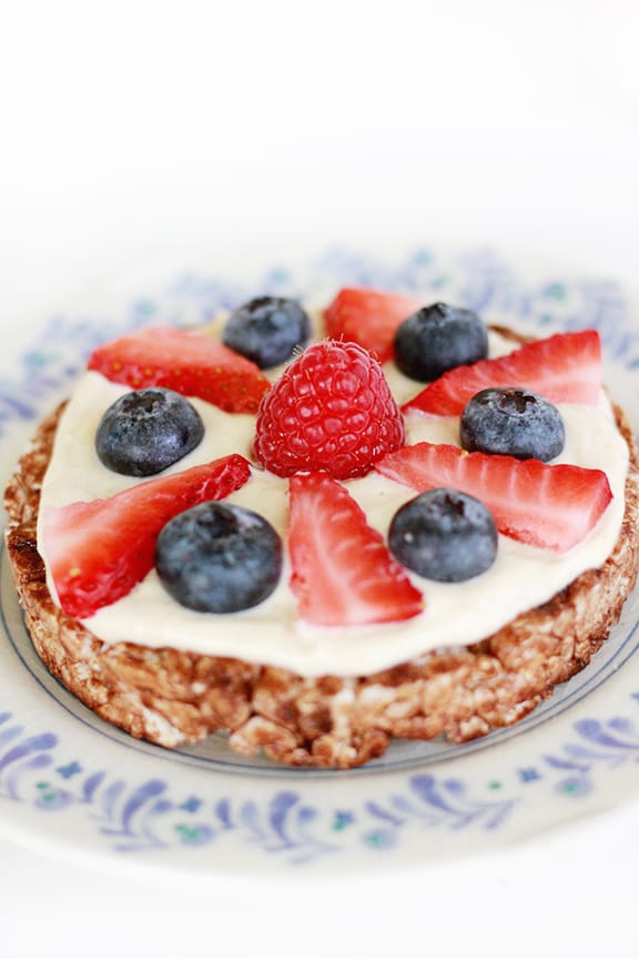 Breakfast Rice Cakes with Berries and Yogurt