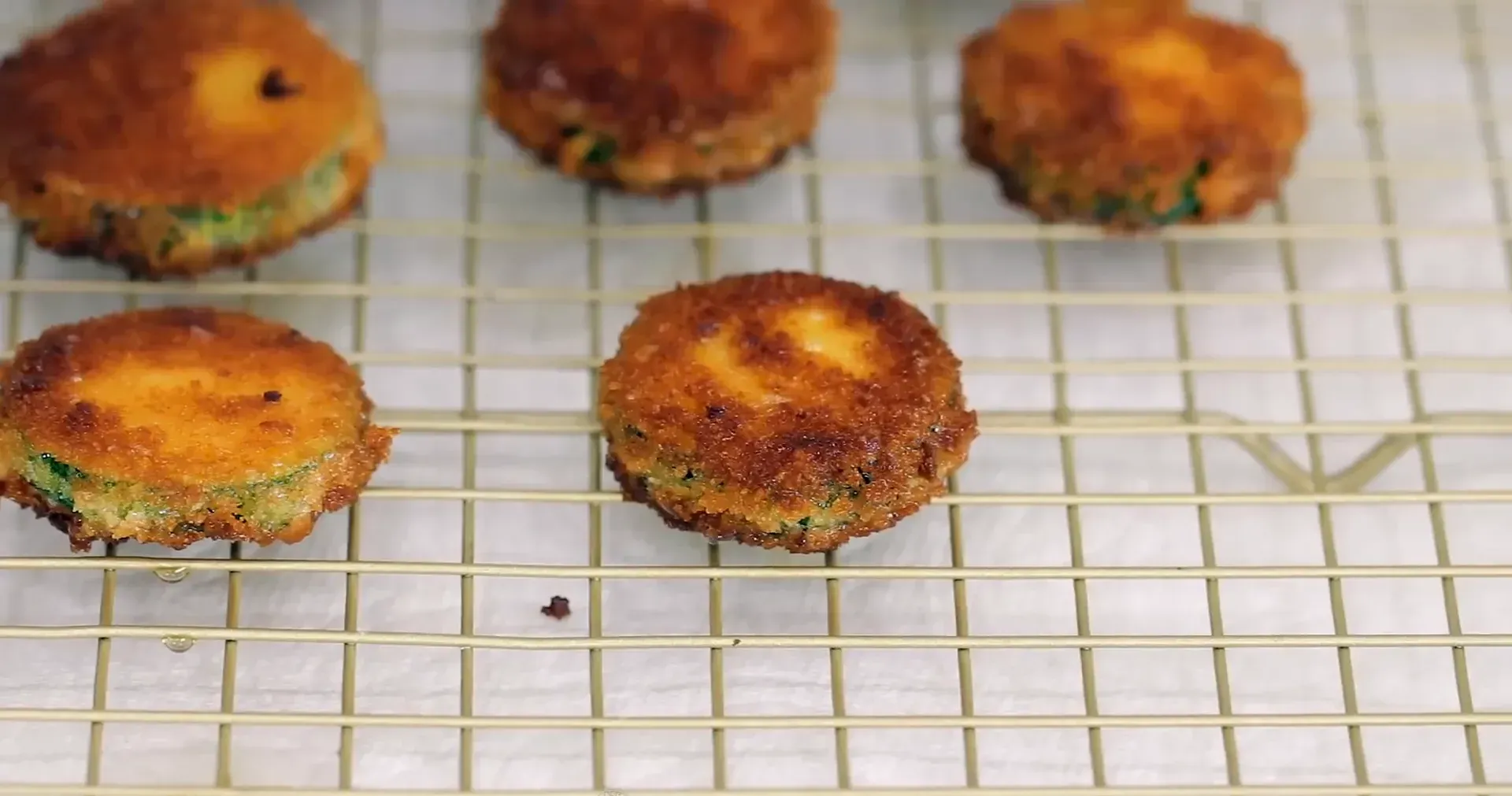 Finished crispy zucchini chips.