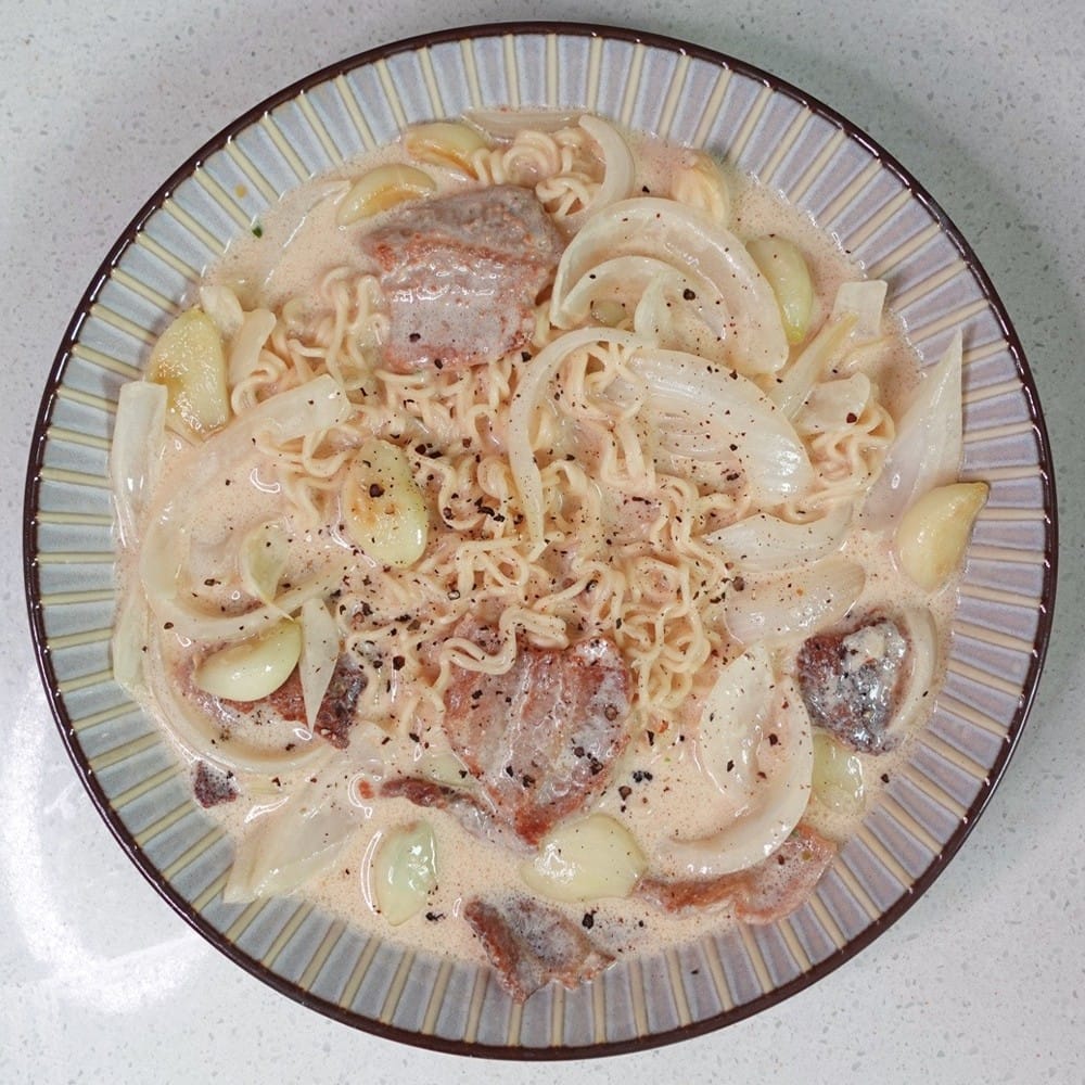Creamy Garlic Ramen Noodles
