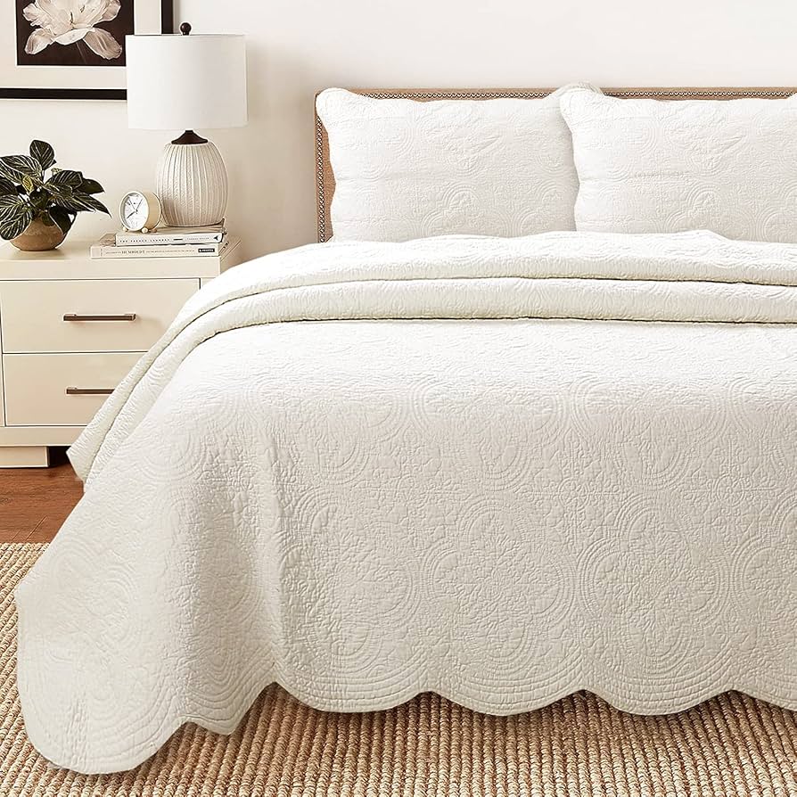 Bedroom bedding with matelasse cover