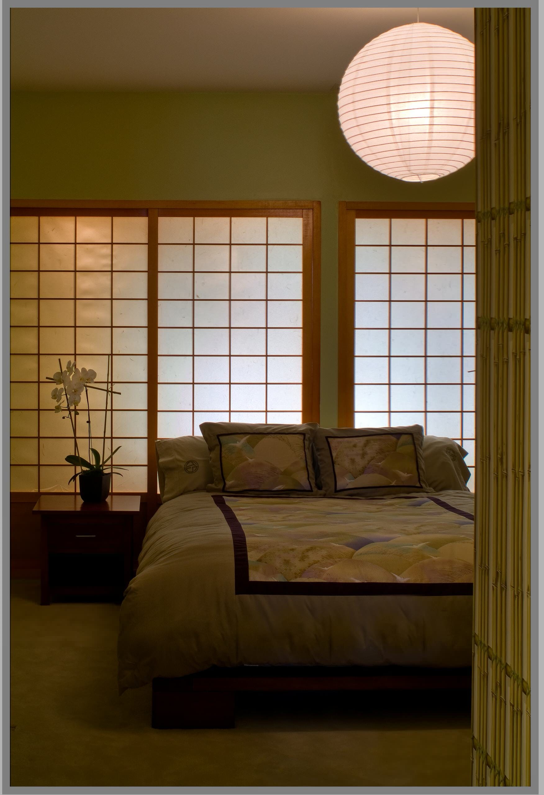 Add Japanese screens to your master bedroom