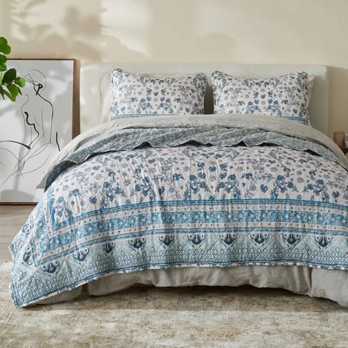 Bedroom bedding with vintage quilt design