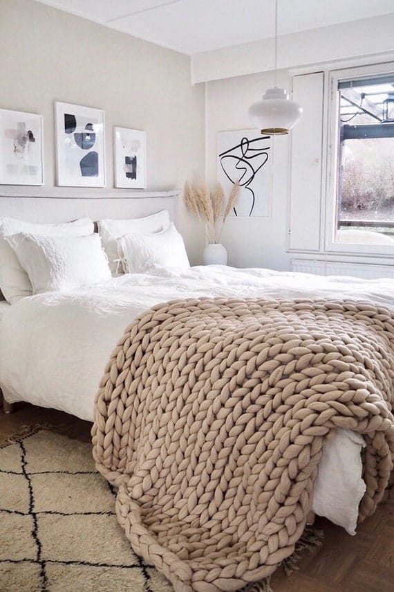 Bedroom bedding with chunky knit throws
