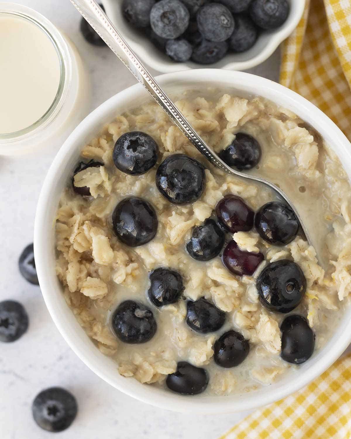 Cheap Oatmeal with Berries Recipe