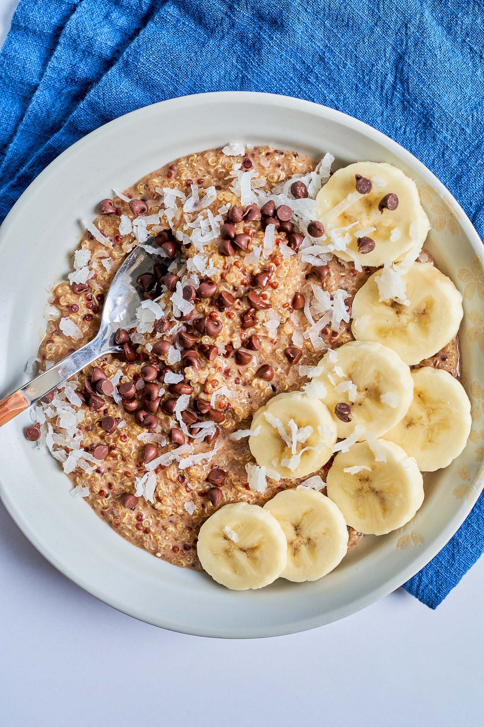 Quinoa Breakfast Bowl with Banana and Almonds