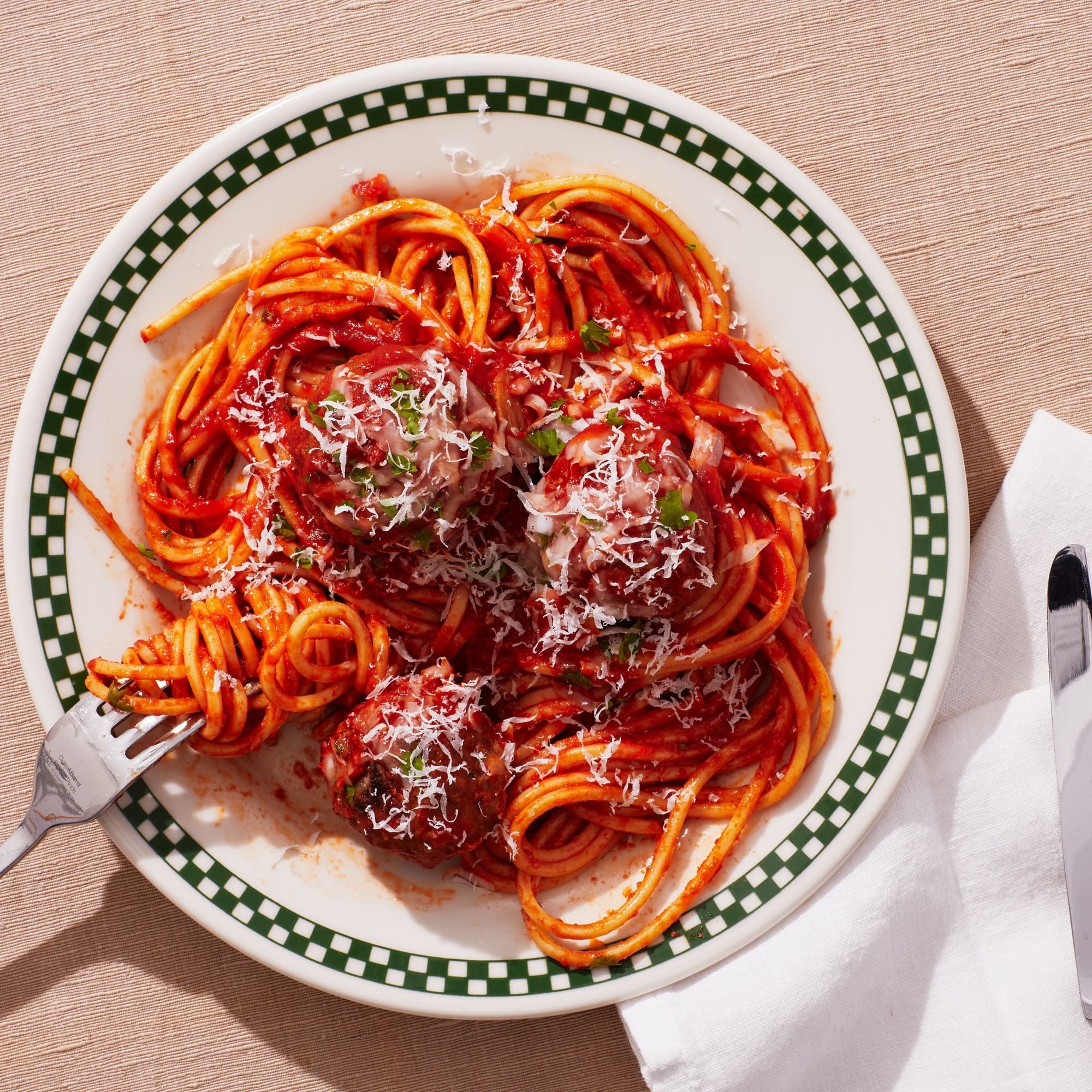 a classic plate with spaghetti and meatballs