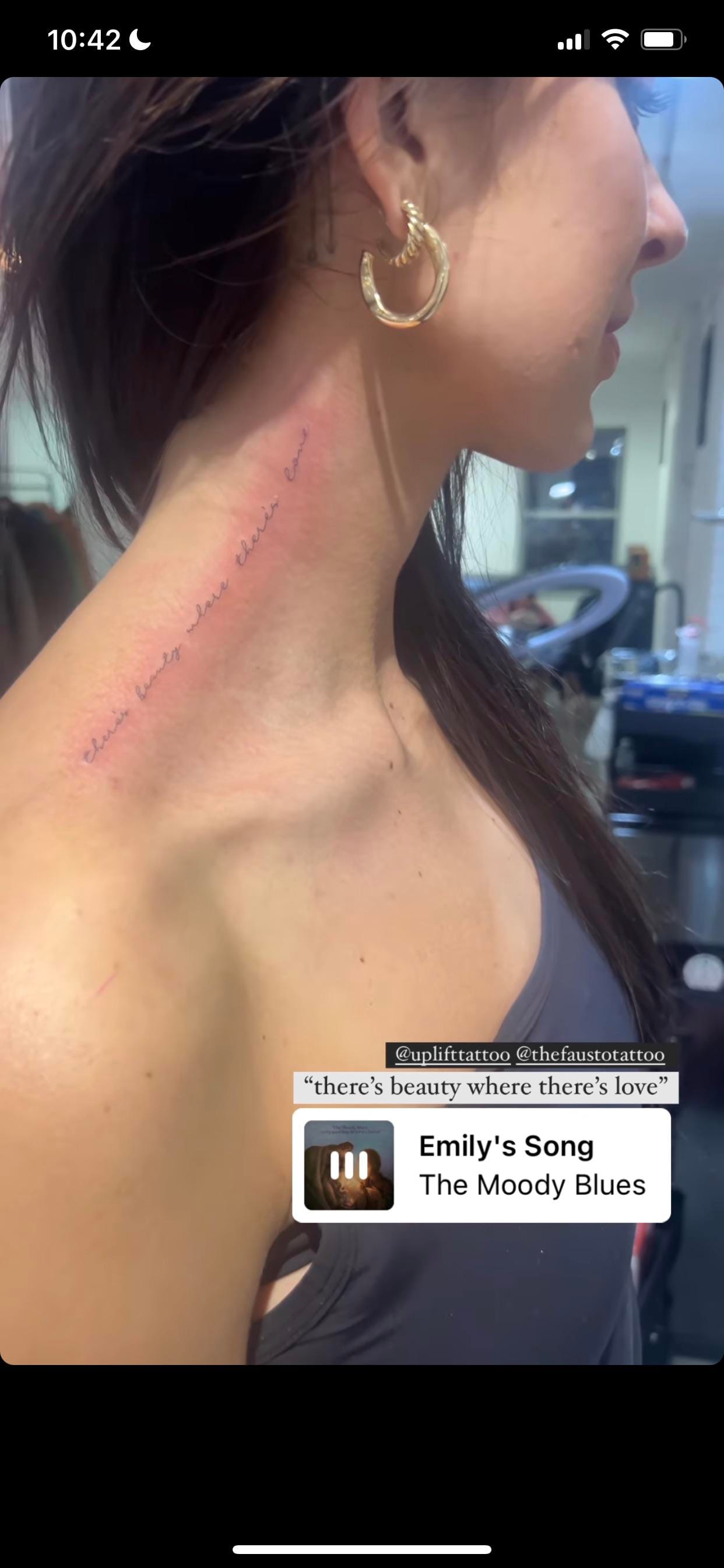 Delicate script flows down the neck like whispered poetry, creating an intimate canvas for meaningful words. The fine line work and elegant placement along the side of the neck transforms this tattoo into wearable literature ✨ Perfect for those who want their ink to feel like a secret love letter written on skin.