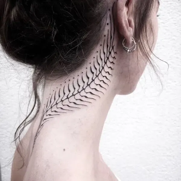 Delicate as a whisper, this spine-hugging fern unfurls from neck to shoulder blade in stunning black linework. The botanical design follows the natural curve of the body with mathematical precision, creating an organic piece that feels both wild and refined 🌿