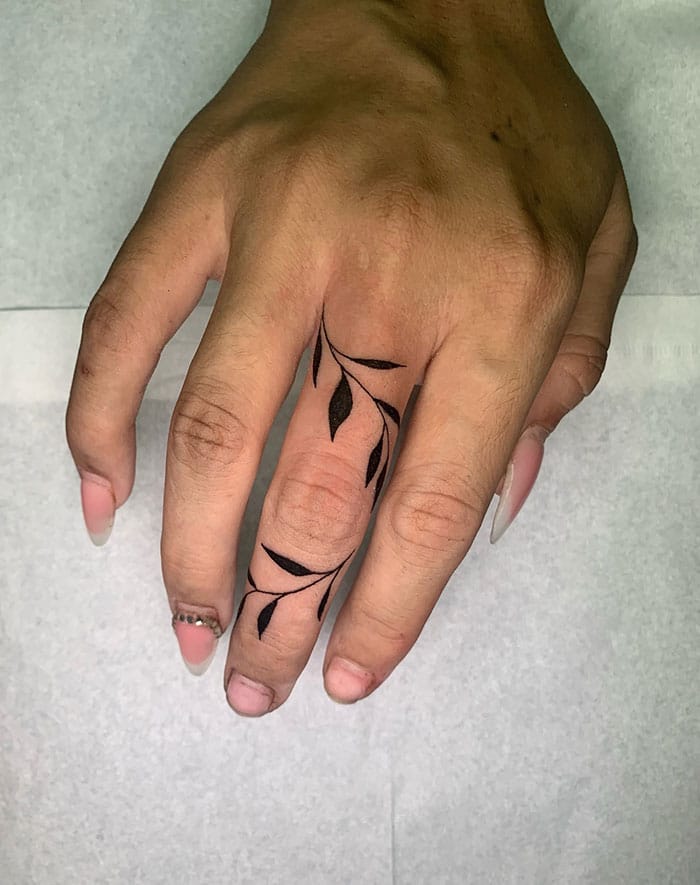 Delicate botanical linework transforms fingers into living branches in this minimalist masterpiece 🌿 The elegant vine gracefully winds between digits, creating an organic flow that moves naturally with hand gestures. Perfect for nature lovers seeking subtle yet striking body art that celebrates growth and connection.