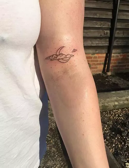 Delicate line work transforms this forearm into a canvas of pure poetry, where minimalist strokes capture a whale's graceful form mid-swim. The tattoo's placement on the outer arm creates beautiful movement as it follows the natural curve of the muscle, making this oceanic creature appear to glide effortlessly across the skin 🐋