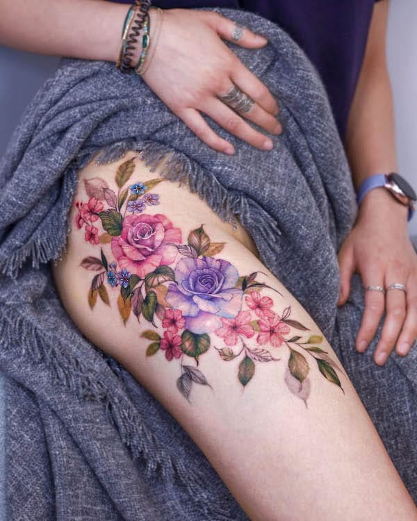Cascading down the thigh like a watercolor garden in full bloom, this stunning floral piece features roses and delicate blossoms in soft pinks and purples. The organic flow of leaves and petals creates a dreamy, romantic composition that perfectly follows the natural curves of the leg 🌸