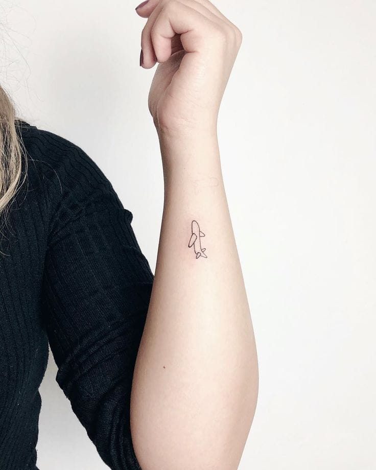 Delicate line work transforms a simple rocket into pure wanderlust poetry on this forearm canvas ✨ The minimalist design captures that dreamy feeling of reaching for the stars, while its perfect placement makes it visible as a daily reminder to keep exploring and pushing boundaries.