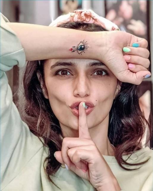 A mesmerizing sun tattoo radiates warmth from this wrist placement, featuring intricate ray details that catch the light beautifully ☀️ The delicate linework and perfect sizing make this piece both bold enough to stand out and subtle enough for everyday wear. Such a brilliant choice for anyone seeking celestial symbolism that represents new beginnings and positive energy!