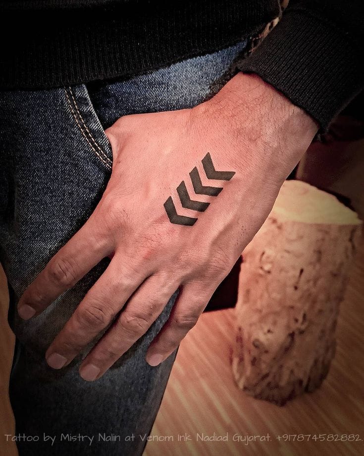 Bold chevron arrows march across this hand in perfect formation, creating a striking geometric statement that's impossible to ignore. The clean black linework and strategic placement on the back of the hand transforms everyday gestures into moments of artistic expression ⬇️ A minimalist masterpiece that speaks to direction, progress, and the power of simplicity.